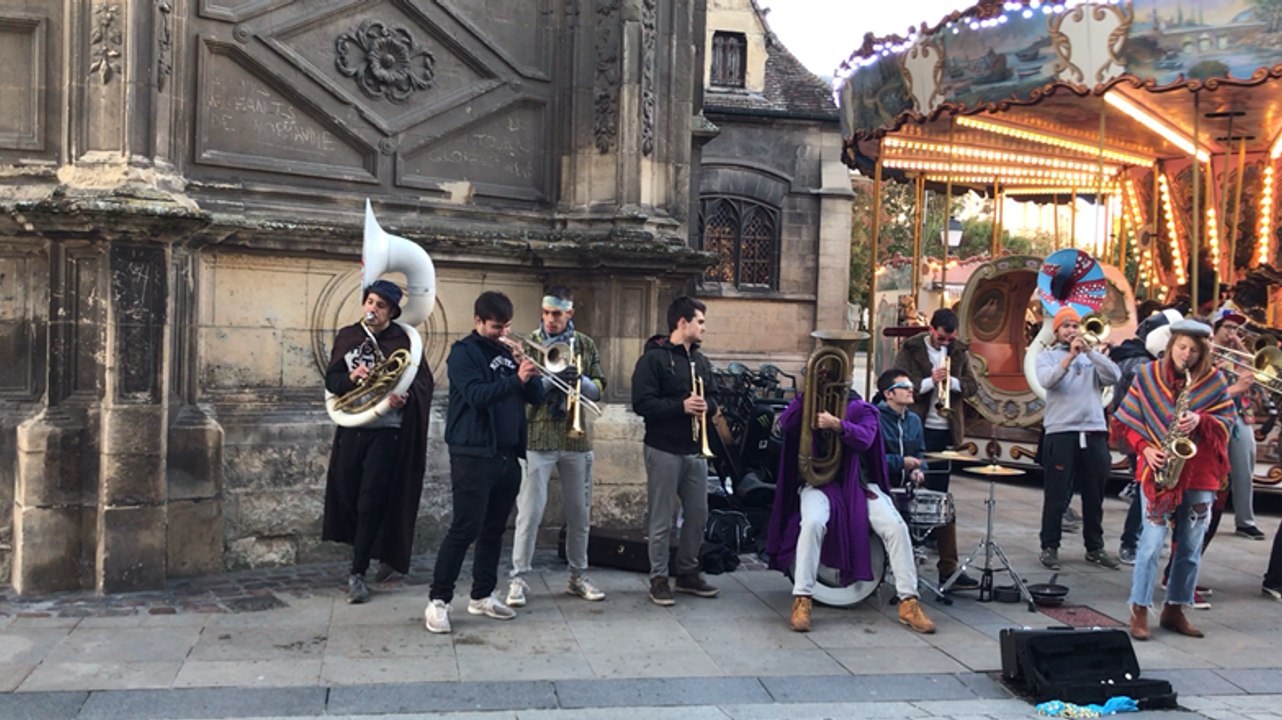 La fanfare Poulpe fait halte à Caen