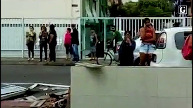 Carro quebra muros em Jardim da Penha