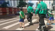 Gêmeos são agentes de trânsito por um dia