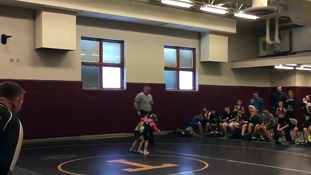 Adorable : lors d'un cours de lutte ce petit vient aider sa grande sœur