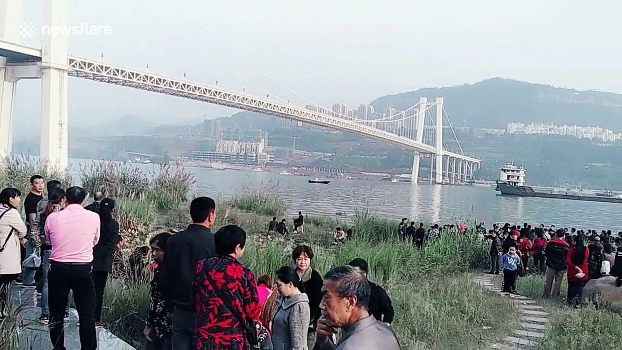 2 dead after bus plunges into Yangtze River from bridge