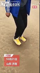 Elle saute sur le sable et il devient liquide et mouvant !