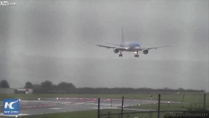 下载视频: Tempête : cet avion atterrit de travers sous le vent à l'aéroport !