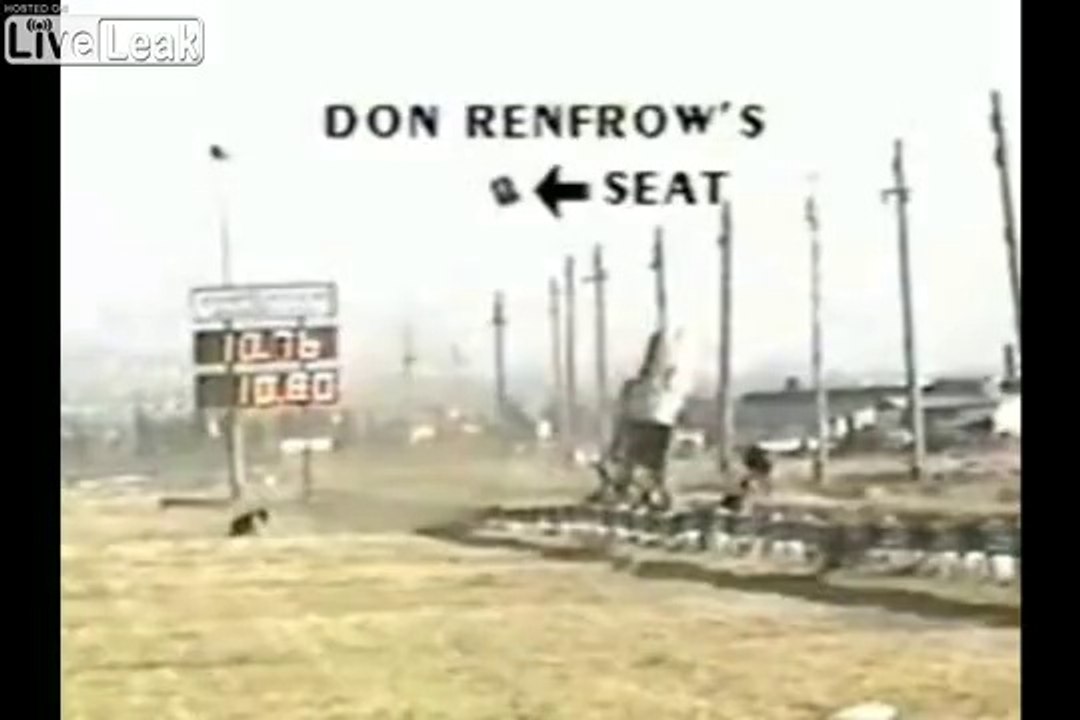 Ce pilote est éjecté de sa voiture avant qu'elle ne s'envole en pleine course !