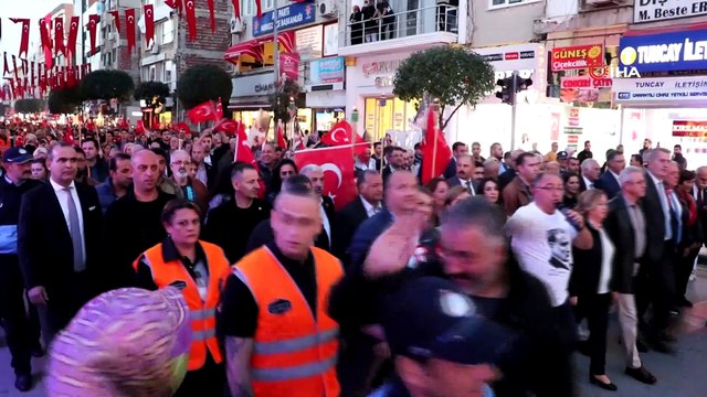 Yalova'da, Cumhuriyet Yürüyüşü ve Fener Alayı coşkusu