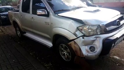 Duas caminhonetes se envolvem em colisão de trânsito