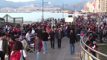 İzmir'de 350 Metre Uzunluğunda Türk Bayrağı Açıldı