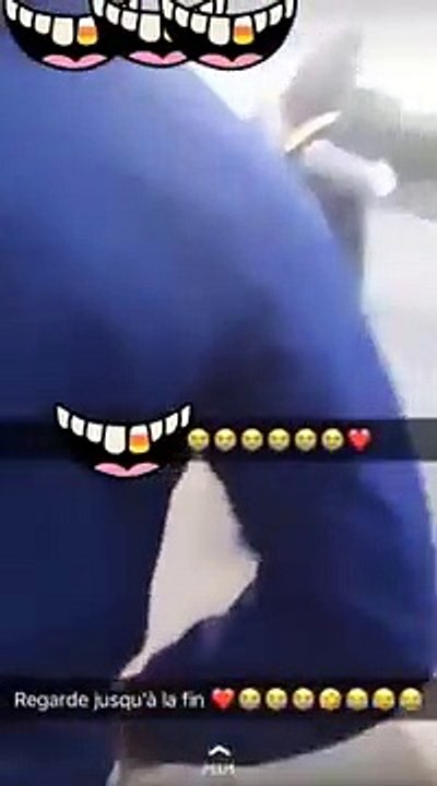 Des jeunes débiles vont jeter un ballon sur une voiture qui circule sur l'autoroute