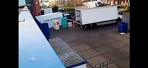 Quand tu manques de te noyer en déchargeant ton camion... Grosse boulette
