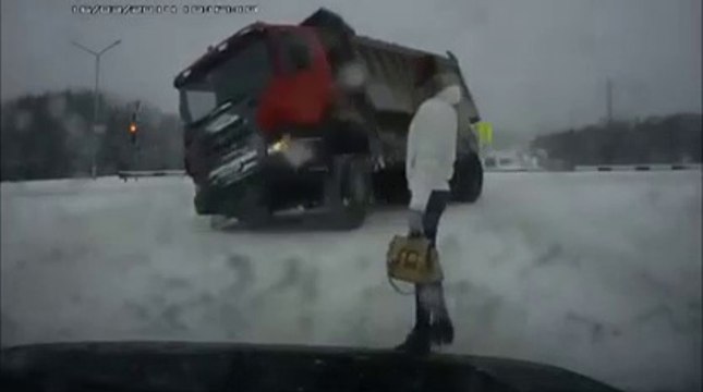 Cette piétonne et ce conducteur vont avoir beaucoup de chance