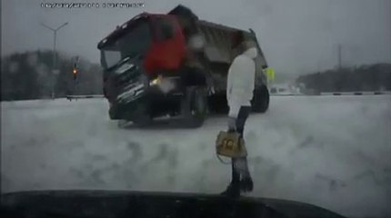 Cette piétonne et ce conducteur vont avoir beaucoup de chance