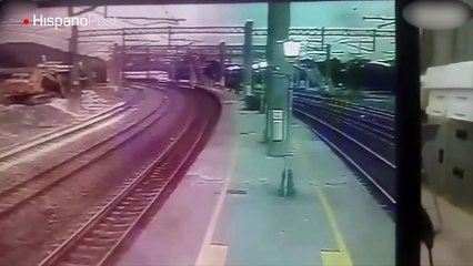 Cámaras de seguridad registraron el descarrilamiento de un tren en Taiwán