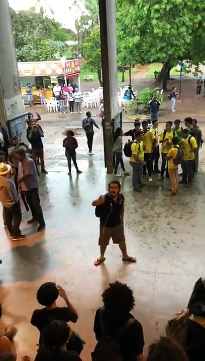 Confusão na UnB! Ativista LGBT pregando ódio contra Bolsonaro