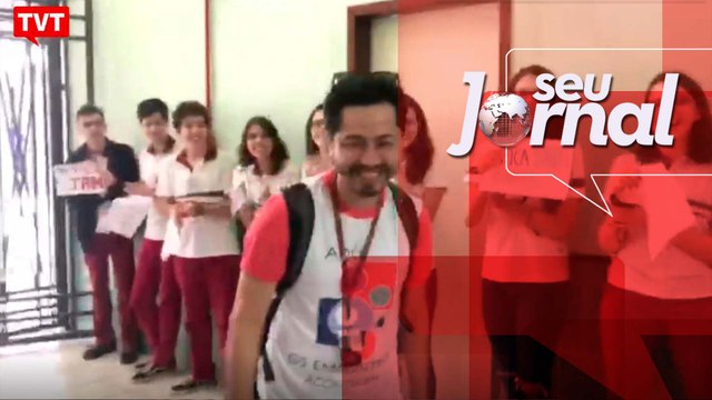 Alunos homenageiam professor atacado no Ceará