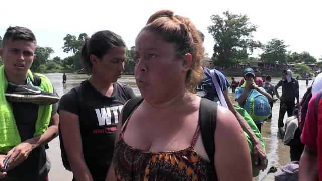 Centenares de migrantes ingresan a México por río fronterizo