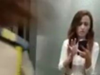 ஆடைகளை கழற்றி போலீசாருடன் ரகளை செய்த மும்பை அழகி