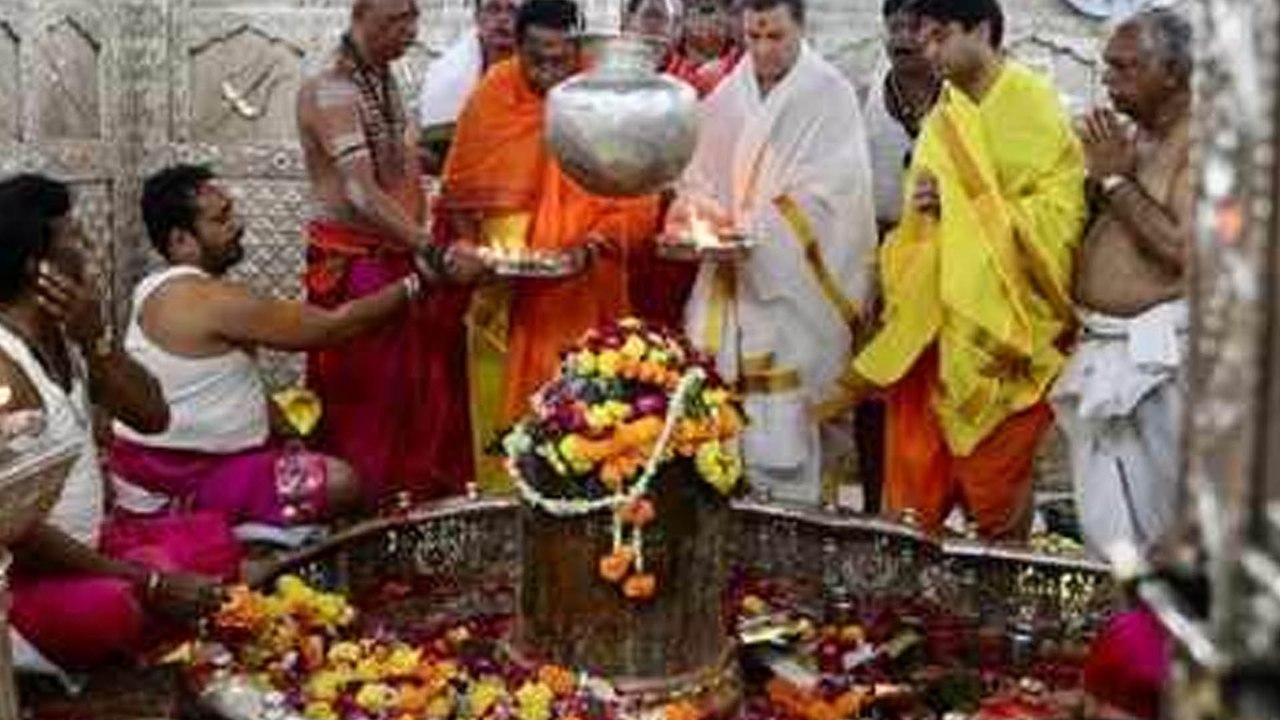 ಇಂದಿರಾ ಗಾಂಧಿ ಭೇಟಿ ಕೊಟ್ಟಿದ್ದ ಉಜ್ಜೈನಿ ಮಹಾಕಾಳೇಶ್ವರ ದೇವಸ್ಥಾನಕ್ಕೆ ರಾಹುಲ್ ಭೇಟಿ | Oneindia Kannada