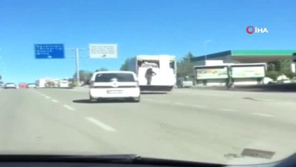 Eşyalar Düşmesin Diye Kendi Canını Hiçe Saydı... O Anlar Kamerada