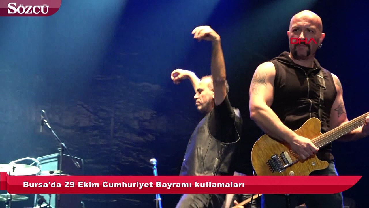 Bursa'da 29 Ekim Cumhuriyet Bayramı kutlamaları, ünlü sanatçı Haluk Levent konseriyle sona erdi.