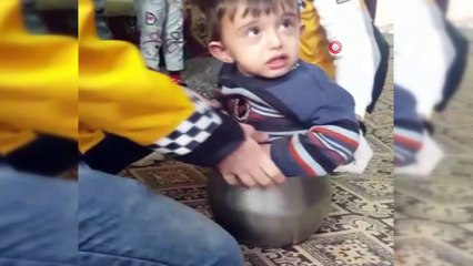 Afacan çocuk düdüklü tencereye sıkıştı