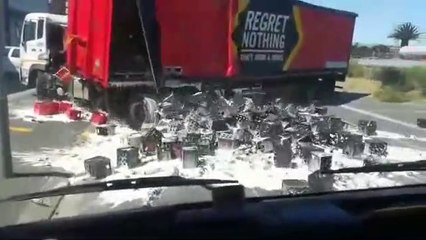Ce routier renverse toute sa cargaison de bière sur la route... Mauvaise journée