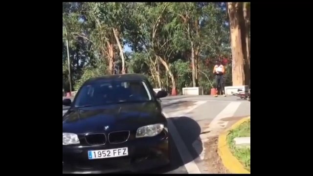 Un homme devient fou et s'en prend à 2 cyclistes à coup de marteau !