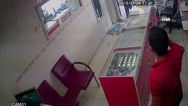 Cep telefonu bayisini çekiçle basan kız kardeşlerin dükkanı talan etme anları kamerada
