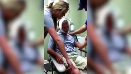 Un adolescent agit bêtement après qu'il ait sorti ses dents de sagesse