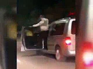 Adana'da sürücü aracı ile ilerlerken dans etti