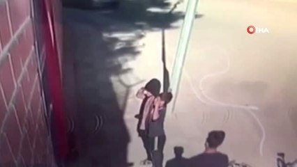 Küçük Çocuklardan Örnek Davranış... Yoldan Geçen Çocuklar Gördükleri Türk Bayrağı'na Selam Verip...