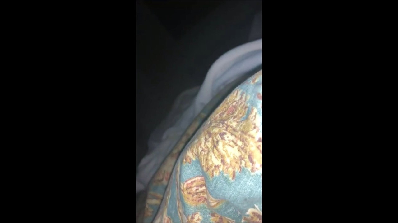 Cette femme rit des bruits bizarres que fait son compagnon durant son sommeil