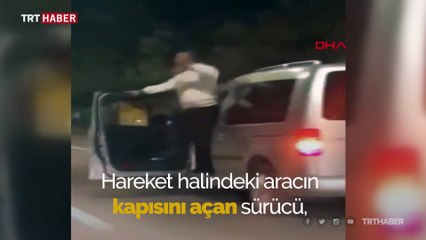 Seyir halindeki aracın kapısını açarak dans etti