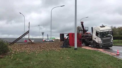 Un semi-remorque sur le flanc dans un rond-point près de l'aéroport de Bierset