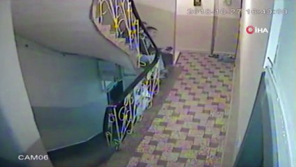 Evden hırsızlık anı kameralara yansıdı