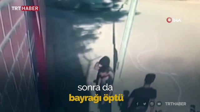 Bayrağı görünce önce selam verdiler sonra öptüler