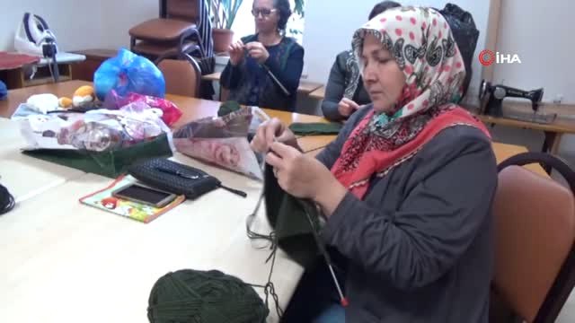 Kınalı Kuzulara Bere ve El Havlusu... Kadınlar Bir Araya Geldi, Askerler Üşümesin Diye Bere ve El...