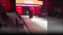 Chán nản với màn catwalk của sen, Hoàng thượng tận tình chỉ dạy và thị phạm vô cùng sang chảnh