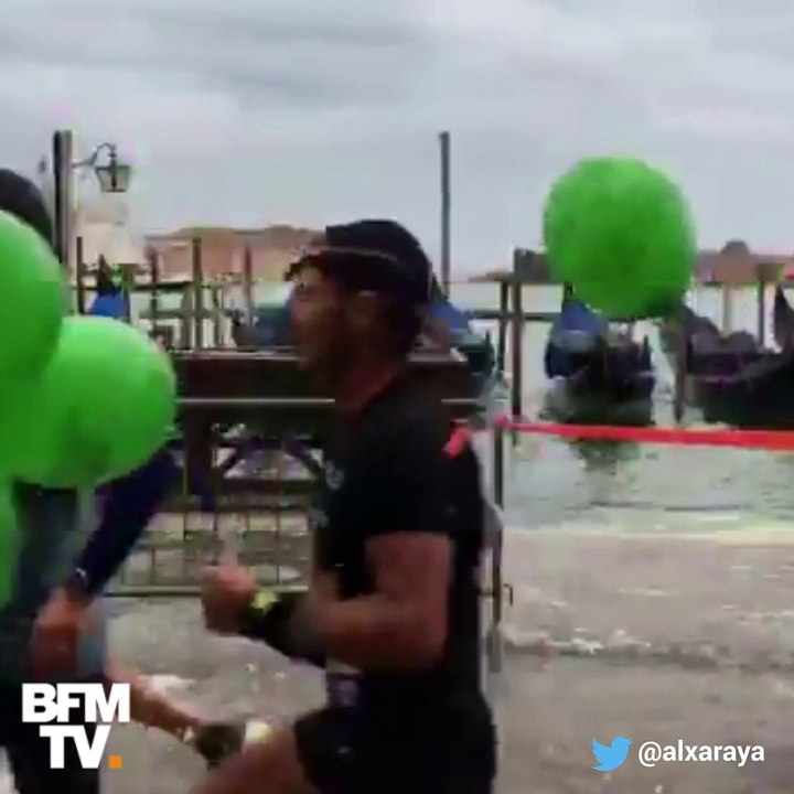 Ultime épreuve pour ces marathoniens à Venise : achever la course dans 40 cm d’eau