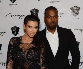 Kim Kardashian prend la pose topless, avec sa fille Chicago dans les bras