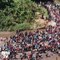 Ils ont échoué par les terres… Alors ces centaines de Honduriens se jettent dans un fleuve pour entrer au Mexique
