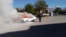 Erzincan'da Park Halindeki Otomobil Alev Alev Yandı