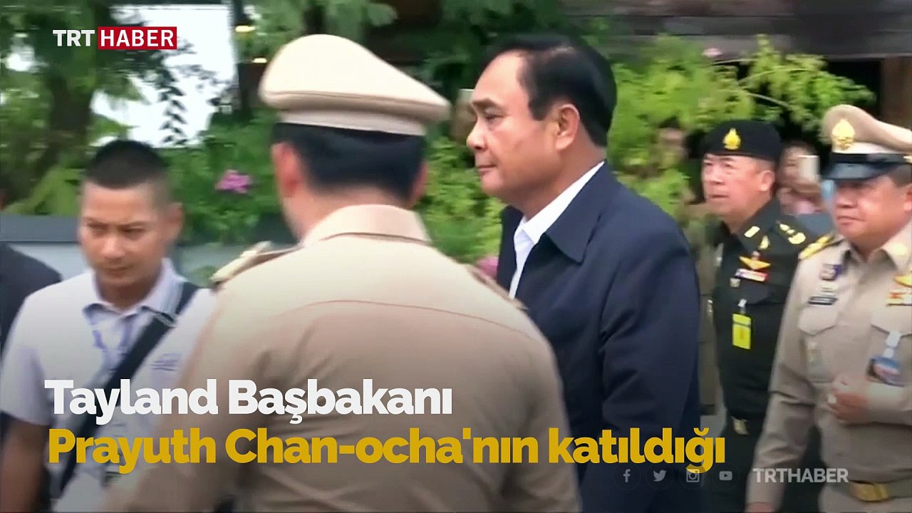 Tayland Başbakanı kabine toplantısında "bereket için sallandı"