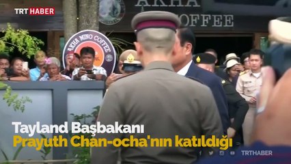 Tayland Başbakanı kabine toplantısında "bereket için sallandı"