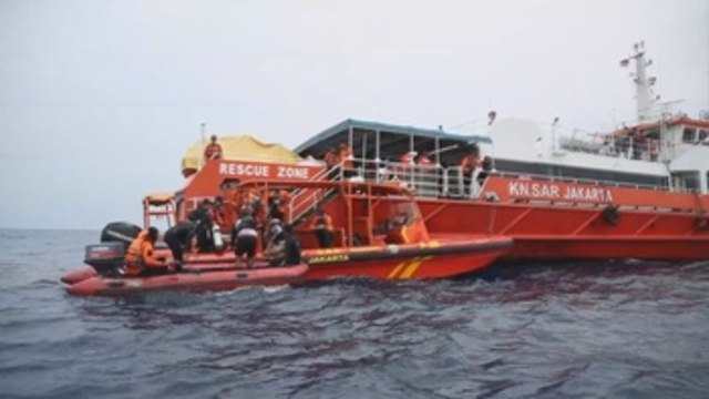 Continúa la búsqueda de las cajas negras del avión estrellado en Indonesia