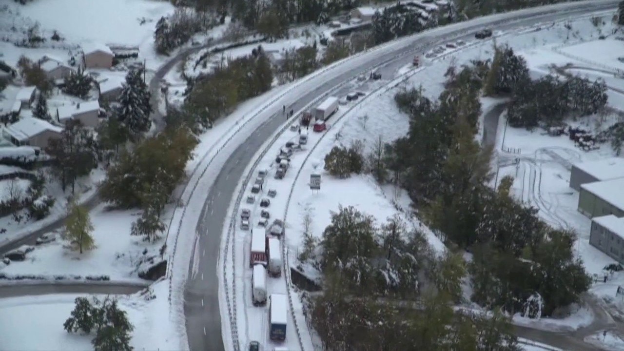 Ces images aériennes montrent les véhicules figés et bloqués ce matin sur la RN 88