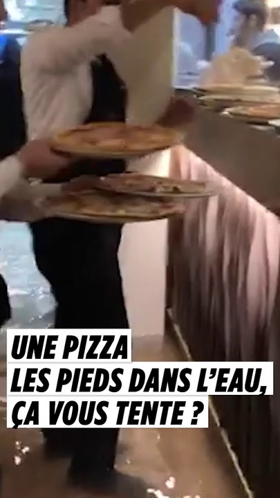 Venise : ils mangent une pizza les pieds dans l'eau, servis par du personnel en bottes