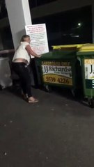 Une blonde veut faire pipi dans une poubelle