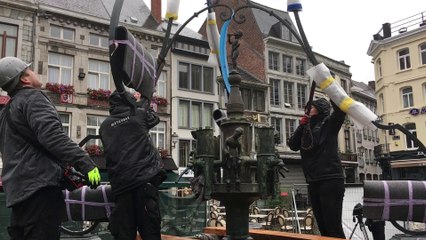 Huy: on remonte le Bassinia sur la grand-place