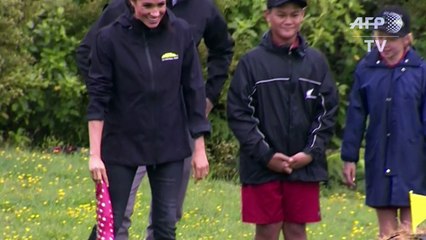 En Nouvelle-Zélande, Meghan bat Harry au lancer de bottes