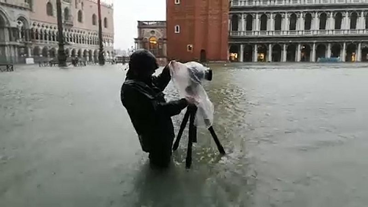 Fast 2 Meter Hochwasser am Markusplatz in Venedig